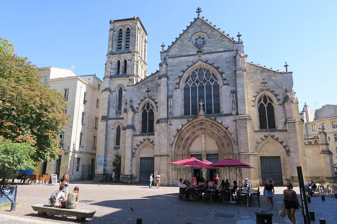 2-Hour Walking Tour of the City’s Iconic Sights and History - The bilingual format deserves careful attention