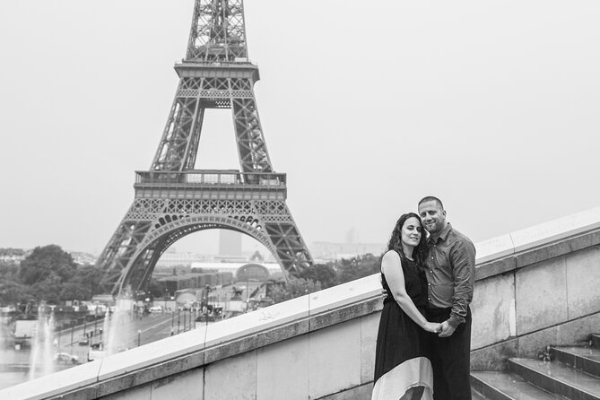 30 min photosession in Paris, all photos sent and edited - Three to five Eiffel Tower spots in half an hour