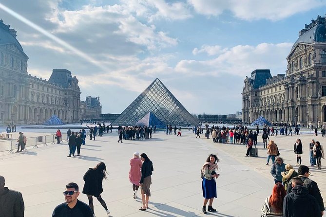A Private Curated Journey Through the Louvre - The meeting point and cloakroom matter