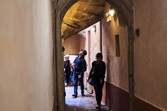 Afternoon Old Town Food tour - Second tasting: regional cheeses with white wine