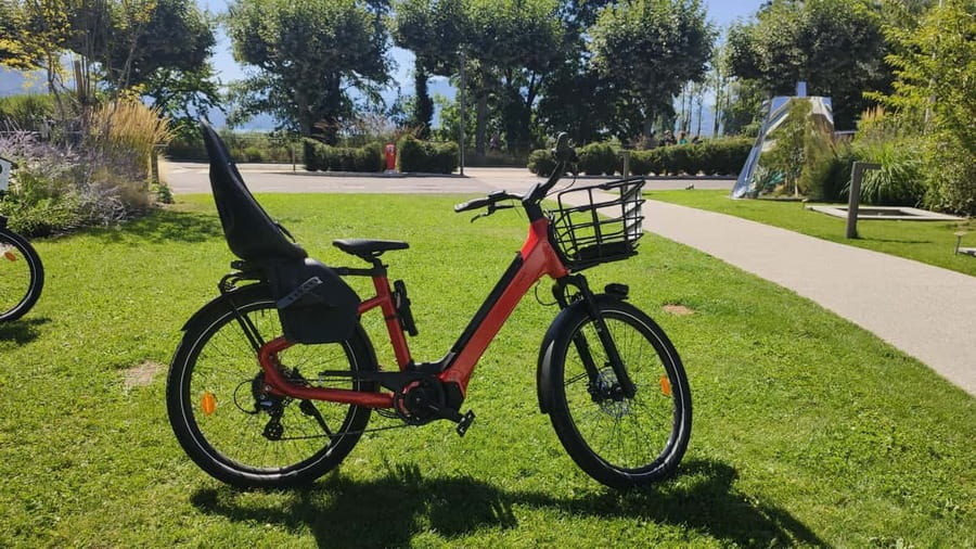 Annecy-le-Vieux, France: Electric and Classic Bike Rentals - Key points for your Lake Annecy ride