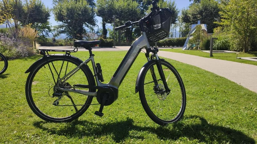 Annecy-le-Vieux, France: Electric and Classic Bike Rentals - What the independent format does well
