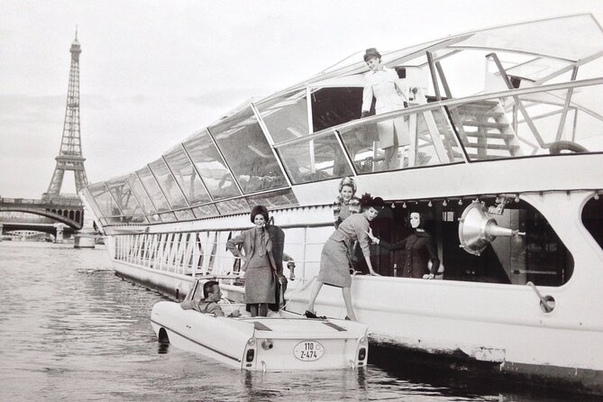 Bateaux Mouches Dinner Cruise on the Seine River in Paris - The music gives dinner its mood