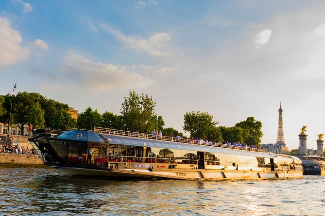 Bateaux Mouches Dinner Cruise on the Seine River in Paris - Two hours and 15 minutes of Paris by water