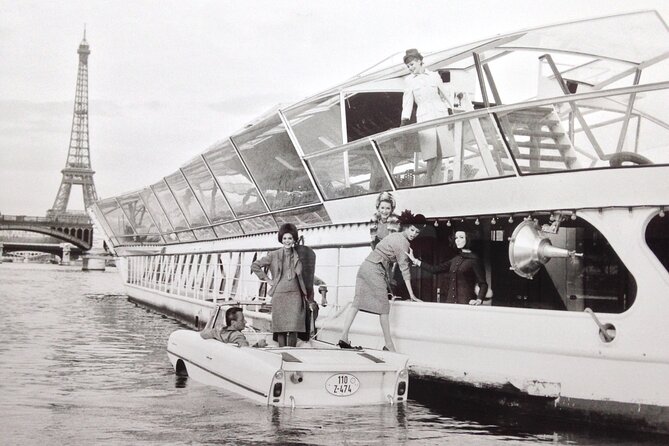 Bateaux Mouches Lunch Cruise on the Seine River in Paris - Accordion music instead of formal commentary
