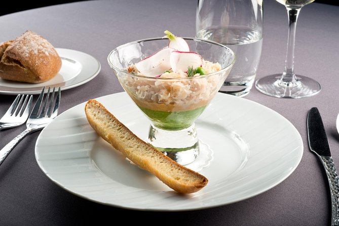 Bateaux Parisiens Seine River Gourmet Dinner & Sightseeing Cruise - Choosing Between the Four Dinner Services