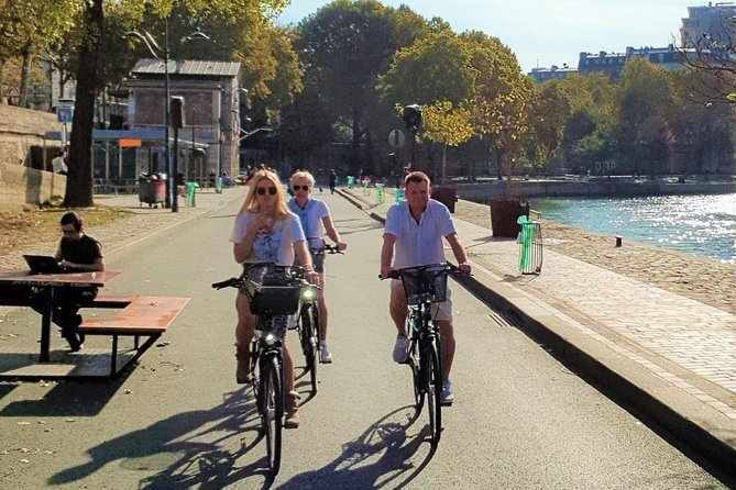 Bike Paris treasures with a live guide - Families & Friends - Starting at Hôtel de Ville