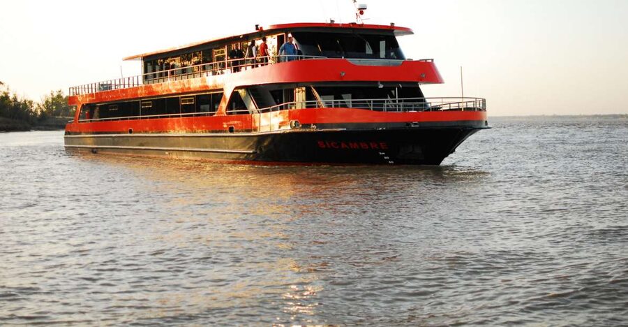 Bordeaux: 2-Hour River Dinner Cruise - A French three-course dinner prepared on board