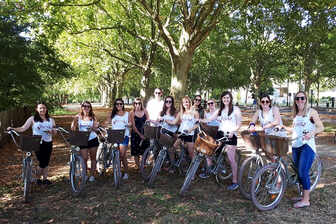 Bordeaux bike tour "The Best of Bordeaux" - Crossing the Garonne on the Pont de Pierre