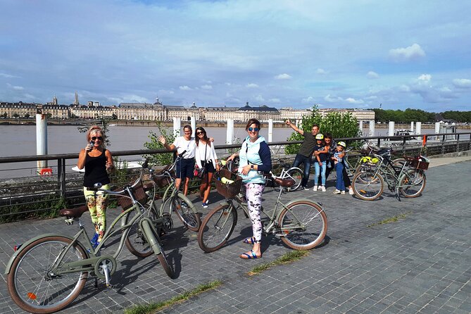 Bordeaux bike tour "The Best of Bordeaux" - The Public Garden and a local tasting stop