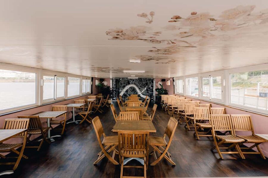 Bordeaux: Garonne River Yacht Cruise with Brunch - The seasonal buffet and open bar