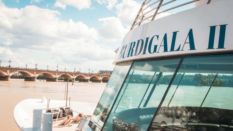 Bordeaux: Guided Wine and Canelé Discovery Cruise - Wine, canelé, and the onboard bar