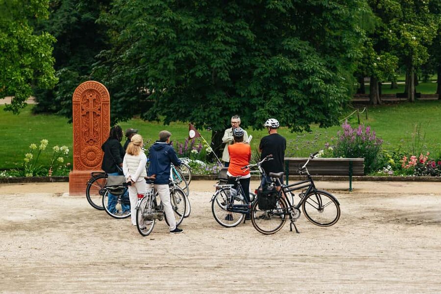 Bordeaux: Historic Center & Chartrons District Bike Tour - Why a bike is the smart way to meet Bordeaux