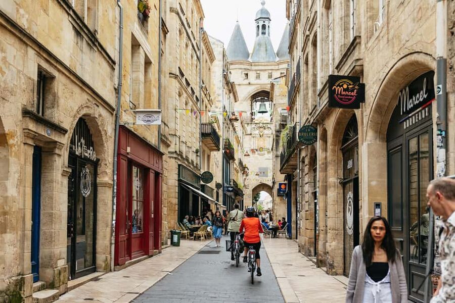 Bordeaux: Historic Center & Chartrons District Bike Tour - Old Bordeaux from Notre-Dame to the Grosse Cloche