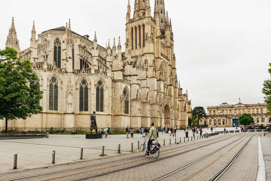 Bordeaux: Historic Center & Chartrons District Bike Tour - Twenty minutes at Darwin, Bordeaux’s creative hub