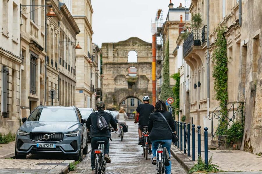 Bordeaux: Historic Center & Chartrons District Bike Tour - The canelée tasting and small extras