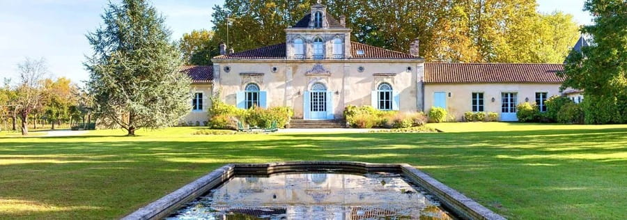 Bordeaux: Saint-Emilion and Medoc Full-Day Wine Experience - A château picnic with local food