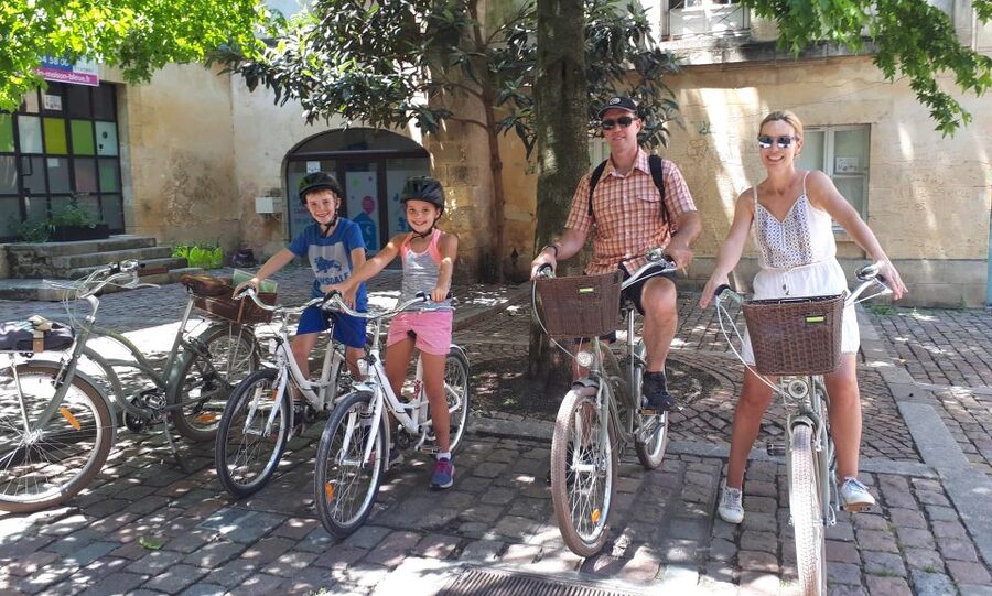 Bordeaux: Top Landmarks & Historic Bike Tour - Why a bike is a smart way to see Bordeaux