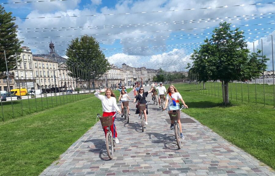 Bordeaux: Top Landmarks & Historic Bike Tour - Jardin Public and the canelé break