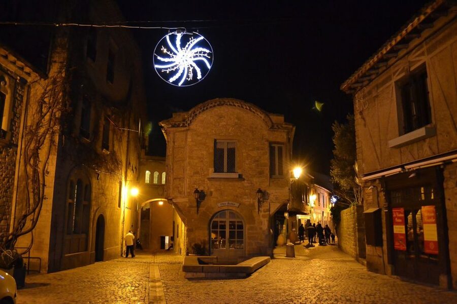 Carcassonne: Private Guided Tour of the Medieval Fortress - Walking through Carcassonne’s medieval Cité