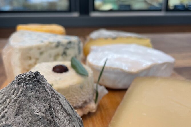 Cheese & Wine Tasting in Montmartre with a Local Cheesemonger - Small groups make a real difference