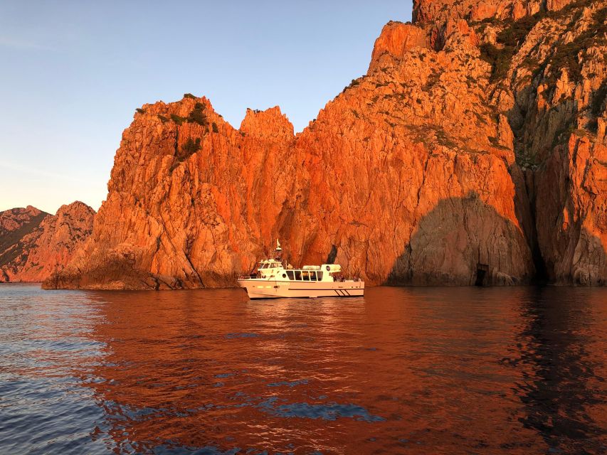 Croisière visite des Calanques de Piana Baignade en vedette - Entering the red rock of Piana