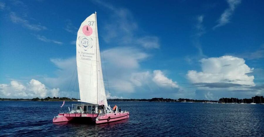 Day trip to Houat Island - Sailing toward Houat from the Brittany coast