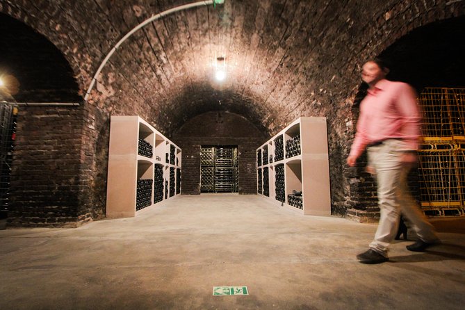 Discovery tour (2 tastings) - Inside the traditional vaulted cellars