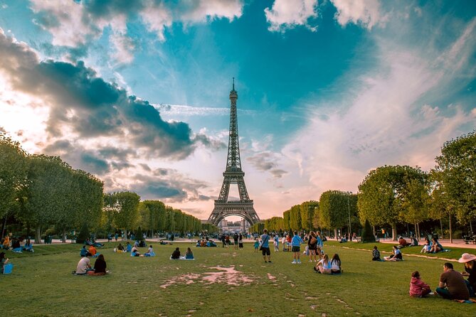 Eiffel Tower Access to 2nd Floor & Summit with Host by Lift - What your English-speaking host actually does