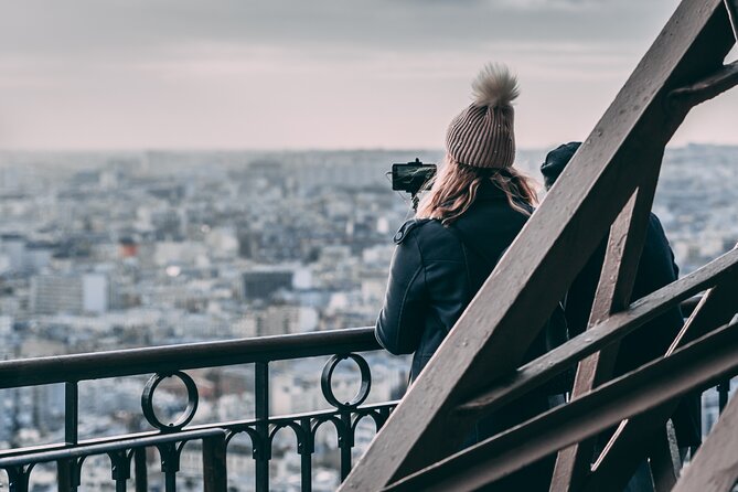 Eiffel Tower Elevator Tour with Optional Summit & Cruise Access - How the tour handles guides and group flow