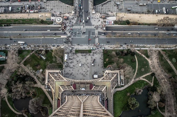 Eiffel Tower Guided Access up to the 2nd Floor or Summit by Lift - What the two-hour visit feels like