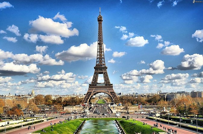 Eiffel Tower Guided Access up to the 2nd Floor or Summit by Lift - Crowds, queues, and comfort