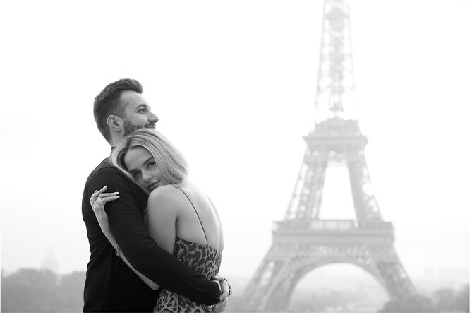Eiffel Tower Private Photo Shoot - Family sessions, proposals, and honeymoons