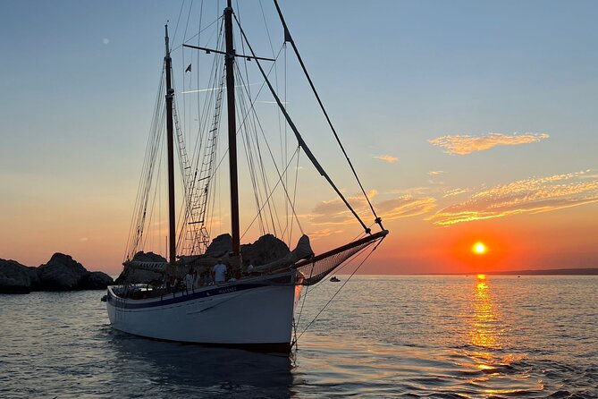 Evening cruise at sunset - Through La Baie des Singes and Into the Calanques