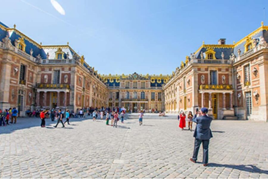 Excursion from Paris to Versailles Palace by Tootbus - Finding the departure point in central Paris