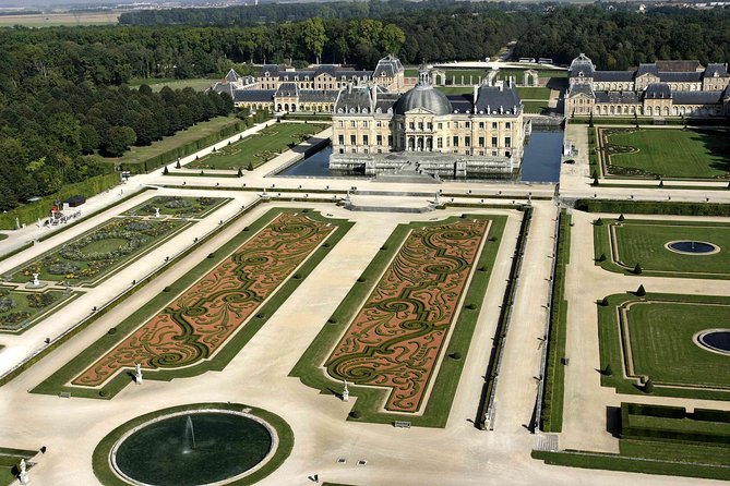 Fontainebleau and Vaux le Vicomte Chateaux Day Trip from Paris - Vaux-le-Vicomte or Fontainebleau: which will you prefer?