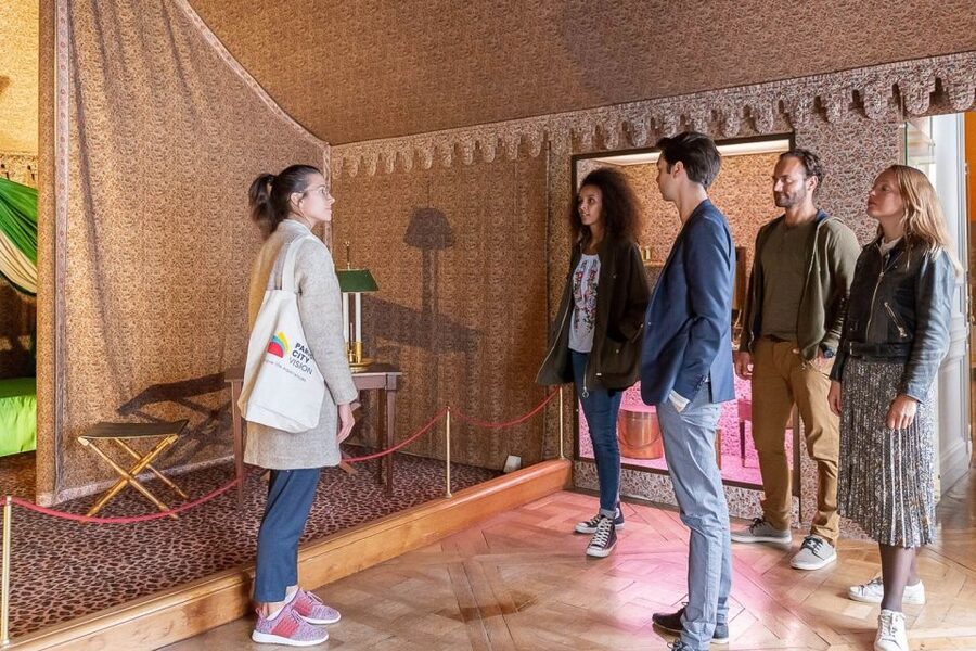Fontainebleau & Vaux-le-Vicomte Châteaux Day Tour from Paris - Audio guides instead of a live guide