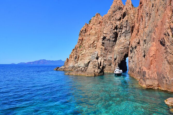 Friendly discovery of Scandola Calanques de Piana and meal stop at Girolata - The Calanques de Piana, where the cliffs take over