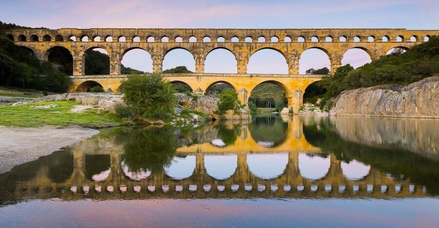 From Avignon: Full-Day Best of Provence Tour - Fontaine de Vaucluse starts with water and quiet