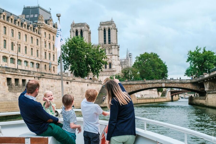 From Disneyland Paris: Paris Day Trip and Sightseeing Cruise - Arriving at the Eiffel Tower and finding the river