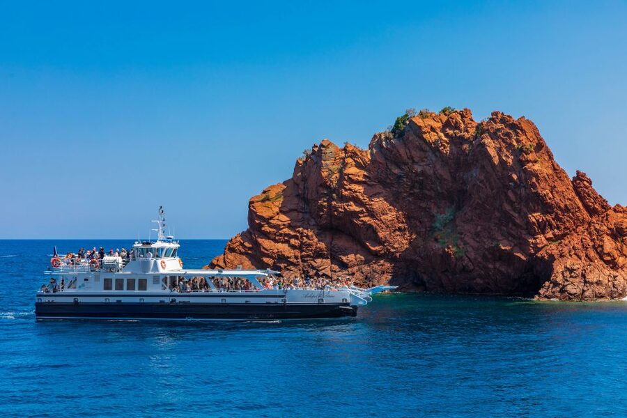 From Mandelieu: Corniche d'Or Sightseeing Cruise with Guide - The view toward Mont Vinaigre