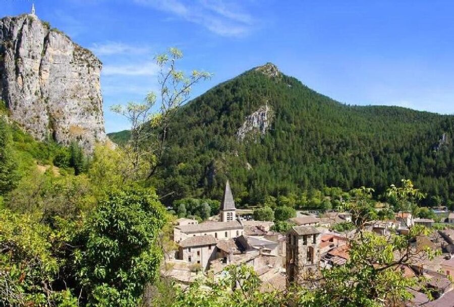 From Nice: Verdon Gorge Full-Day Tour - Moustiers-Sainte-Marie below the rocky peaks
