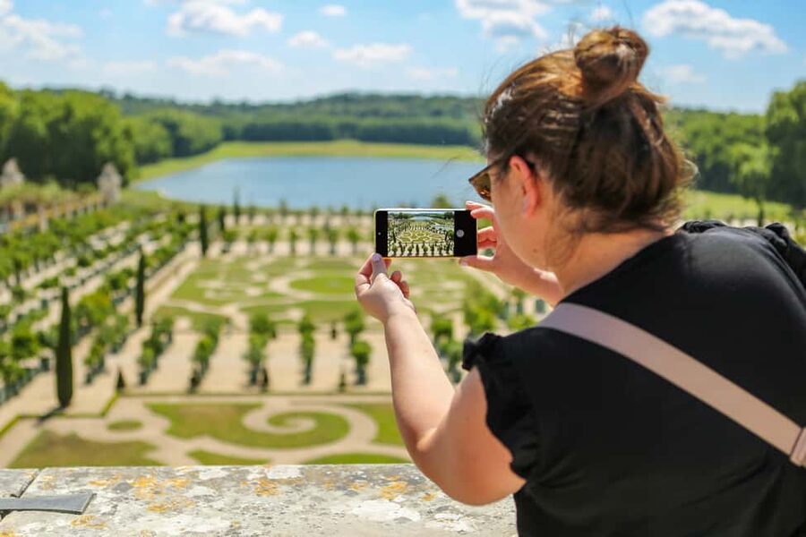 From Paris: Day Trip to Giverny & Versailles with Lunch - The guide can shape the entire day