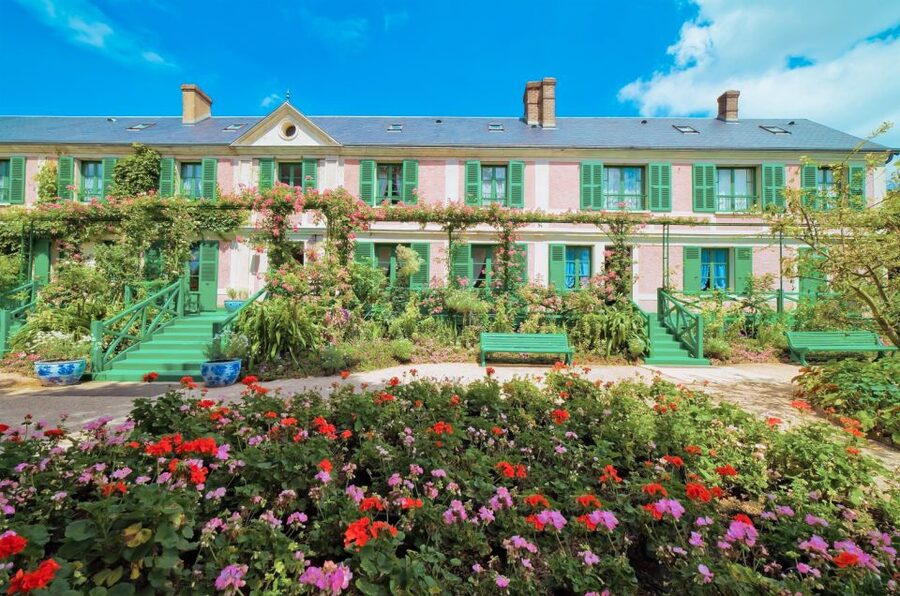 From Paris: Day Trip to Giverny & Versailles with Lunch - Audio guide or live guide?
