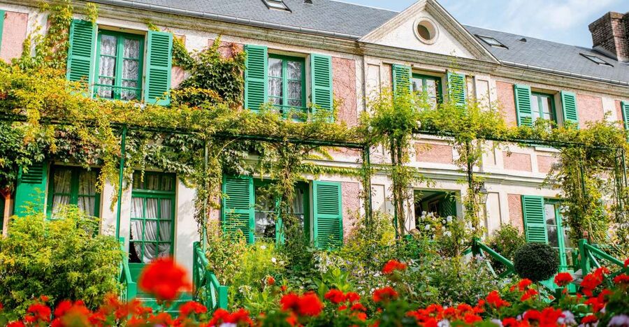 From Paris: Giverny and Versailles Palace Guided Day Trip - The one-hour transfer to Versailles