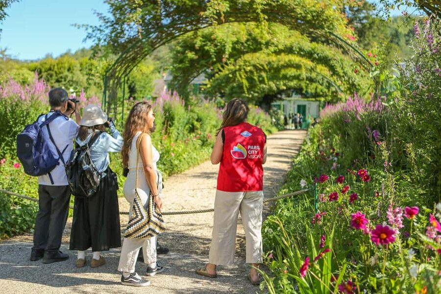 From Paris: Giverny Day Trip with Audio Guide or Live Guide - Who will enjoy this Giverny trip most?