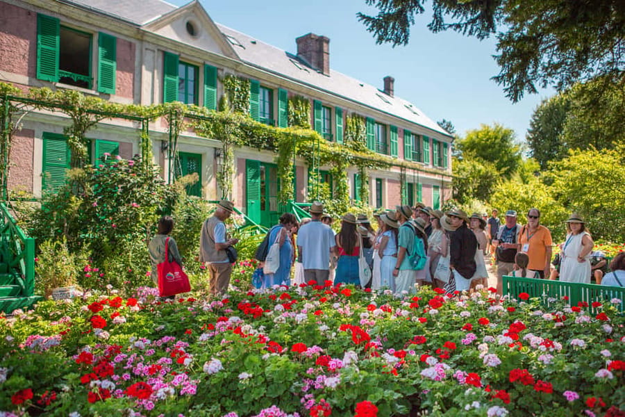 From Paris: Giverny Day Trip with Audio Guide or Live Guide - Choosing a live guide, audio guide, or independent visit