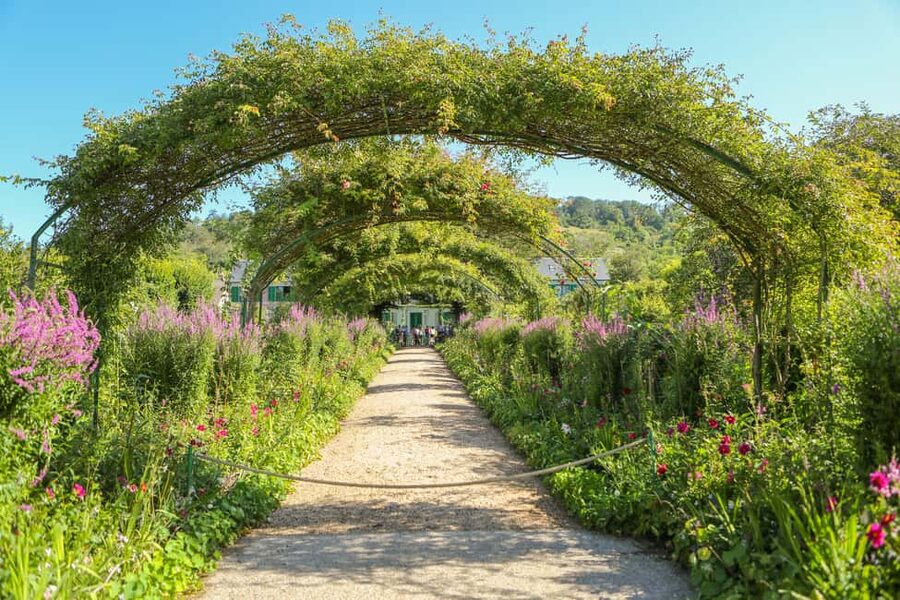 From Paris: Giverny Day Trip with Audio Guide or Live Guide - Food, bags, shoes, and other practical details