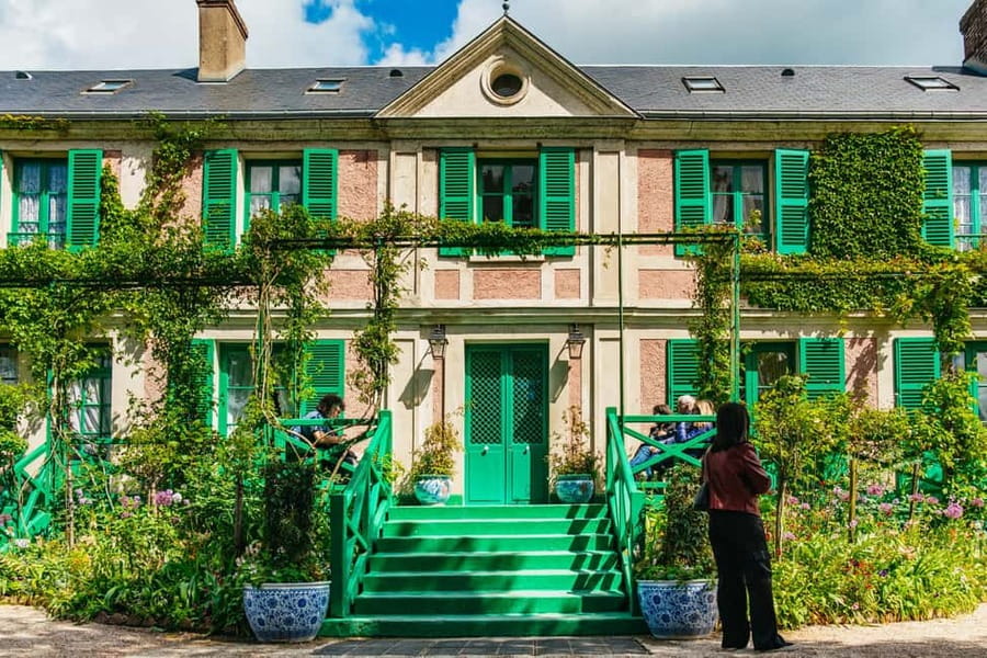 From Paris: Giverny, Monet’s House, & Gardens Half-Day Trip - Meeting the coach at Notre-Dame de Compassion