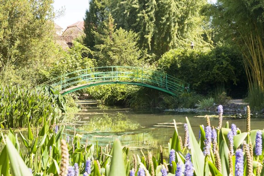 From Paris: Guided Day Trip to Monet's Garden in Giverny - What the guides add